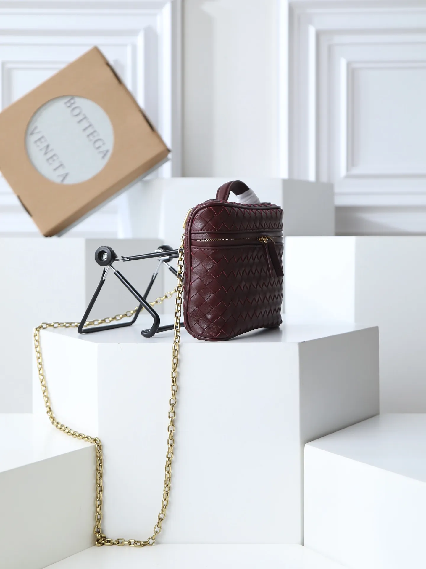 800. BOTTEGA VENETA2025 new women's small Soft Vanity bag adopts the classic Intrecciato weaving technique, inheriting the classics. The ring buckle design 😎 The light metal chain gives you a high-end sense of matching. The chain is removable, so you can wear it as a small bag ~ An elegant small bag that is perfect for participating in events. The overall body of the bag is as soft as marshmallow and can be easily kneaded, showing the strong toughness and high-end feel of the leather. The touch of sheepskin is so amazing. It is so healing when pinched! I have absolutely no resistance to small bags! ! ! Style number: 843800 Size: 19*14*3cm
